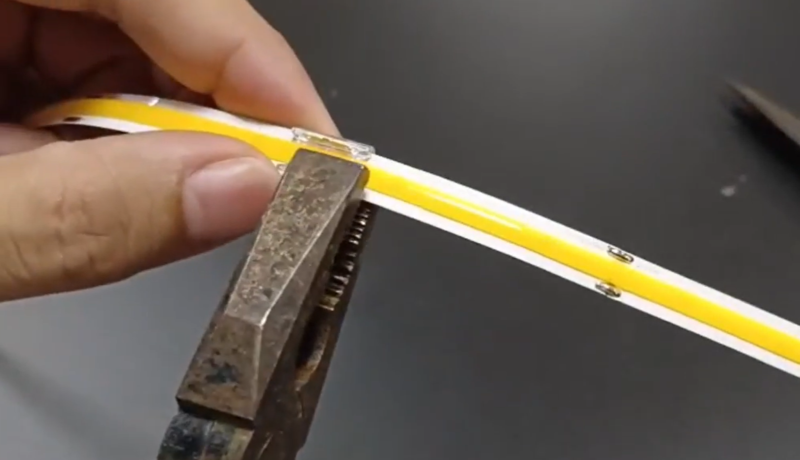 Locking middle connector