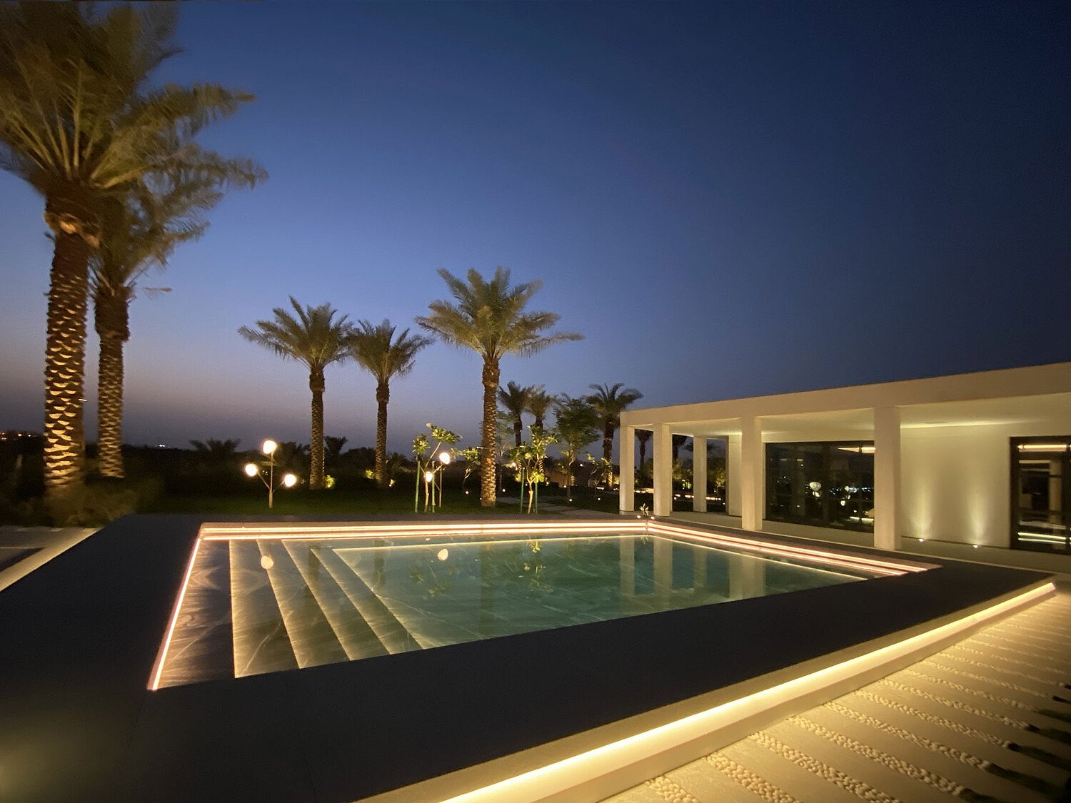 Outdoor Facade Outline Lighting